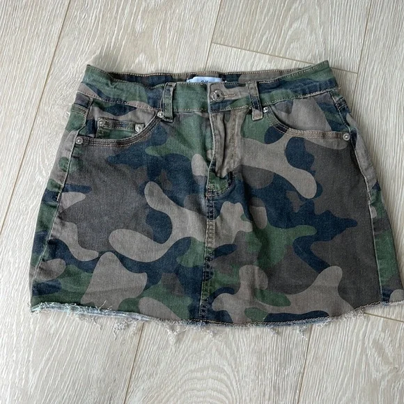 Adika camouflage mini skirt - Picture 1 of 3